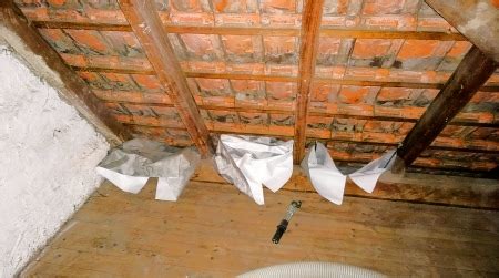 Die innen liegende dampfbremse war nicht fachgerecht mit delta folie (mit vielen löchern) versehen. Dachschrägen mit Einblasdämmung nachträglich dämmen