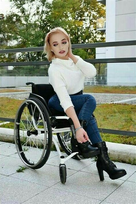 Pin De Percival En Wheelchair Poses Chicas Outfit