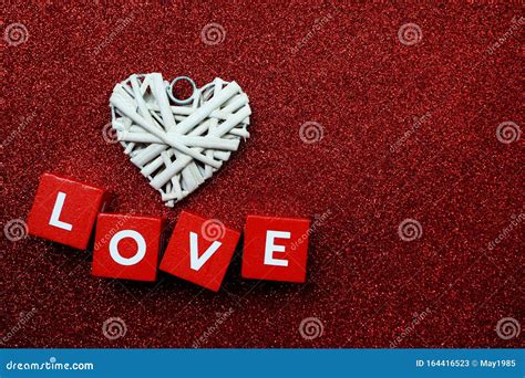 Dia Dos Namorados Com Letra Do Alfabeto Do Amor Sobre Fundo Vermelho De Brilho Imagem De Stock