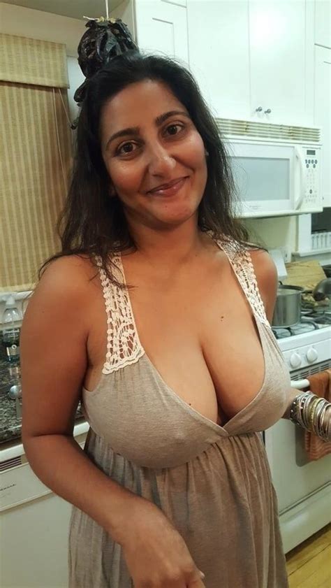 Plz Tell Who Is She Hot Indian Milf Possibly Indian Vanessa From Girls Of Taj Mahal