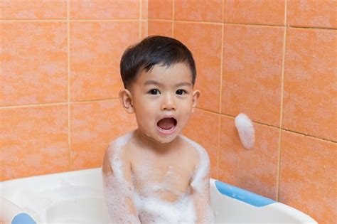 Niño Bañándose En La Bañera Foto Premium