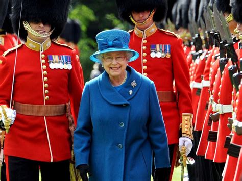 Así Vacila La Reina Isabel Ii De Inglaterra A Un Guardia Real De Palacio