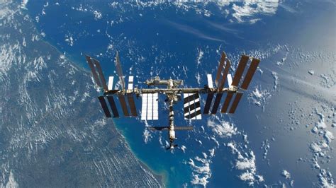 Feb 01, 2021 · nasa received funding from noaa to refurbish the dscovr spacecraft and its solar wind instruments, develop the ground segment, and manage launch and activation of dscovr. International Space Station NASA Live View With Map - 656 ...