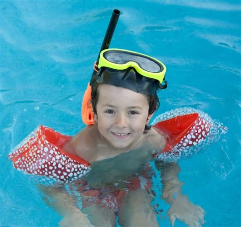 Niño Pequeño Nadando Foto Premium