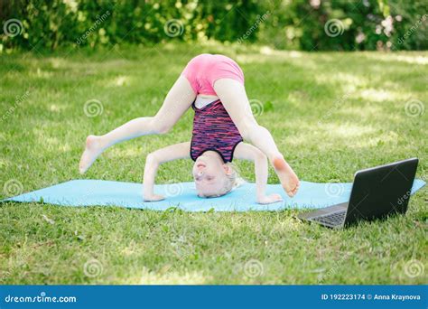 女孩在户外户外活动 公园网络视频瑜伽 儿童学习体操 库存照片 图片 包括有 了解 室外 192223174