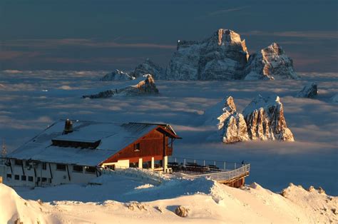 Rifugio Lagazuoi E Un Mare Di Nuvole Sopra Cortina Dolomiti Paesaggi
