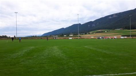 Fügen sie ein neues bild! Sportplatz Weiher - Stadion in Lommiswil