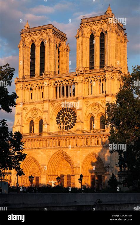Notre Dame De Paris La Cathédrale Notre Dame De Paris Stock Photo Alamy