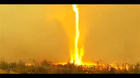 Als das feuer bei der extremen hitze und den starken winden immer weiter wuchs, war eine hohe rauchsäule zu sehen, die sich zu einem feuerbetriebenen tornado geformt zu haben schien. 60 Meter hoher Feuer-Tornado in Kanada - YouTube