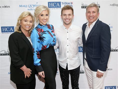 the growing up chrisley narrator knows twitter doesn t like her voiceover