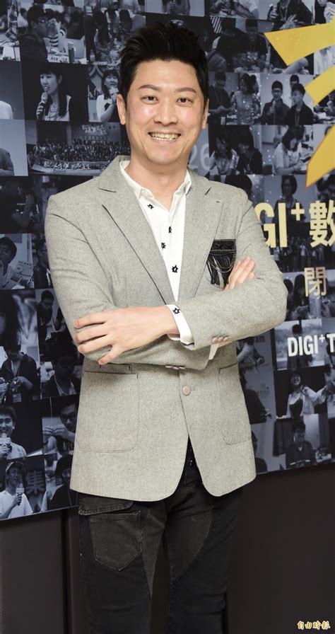 카피툰은 네이버웹툰 다음웹툰 카카오웹툰 레진코믹스 짬툰 투믹스 탑툰 만화책 미리보기 및 다시보기를 제공합니다. 侯昌明87歲父親失智22年突然離世 悲痛淚崩 - 自由娛樂