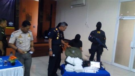 Seiring perkembangan teknologi, belanja tidak lagi melulu datang langsung ke toko atau mendatangi lokasi penjual. Operasi di Perbatasan Sumatra, Bea Cukai dan Polri Lakukan ...
