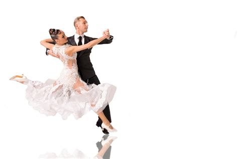 흰색 배경에 고립 된 댄스 포즈에서 아름 다운 볼룸 댄스 커플 왈츠 탱고 슬로우폭스 퀵스텝 춤을 추는 관능적인 전문 댄서