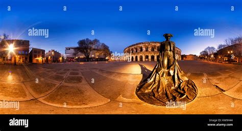 A 360 Cylindrical Panorama Of The Nîmes Arena At Dawn Stock Photo Alamy
