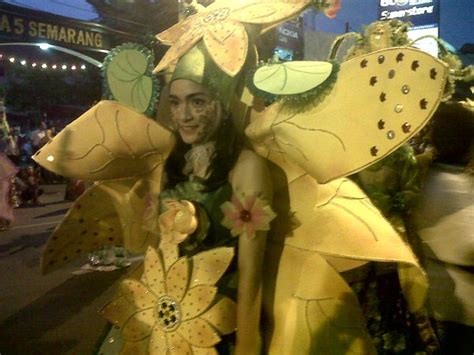 Wow Bunga Bunga Cantik Di Semarang Night Carnival 2012