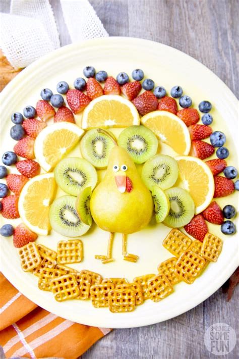 Turkey Fruit Platter ⋆ Easy Thanksgiving Fruit Tray ⋆ Sprinkle Some Fun