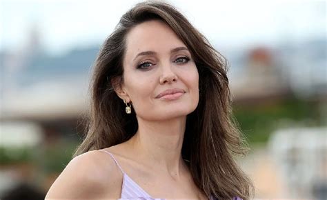 Angelina jolie et ses enfants sont allés dîner dans paris hier soir.pic.twitter.com/bozoxpogtu. Dança das Cadeiras... Angelina Jolie troca de agência para ...