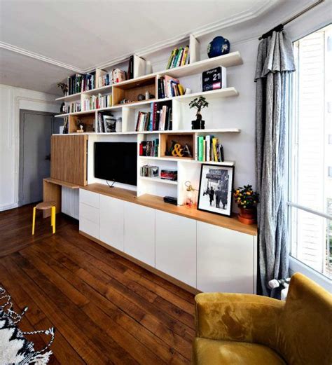 Bureau sur-mesure blanc et bois clair avec tasseaux sur coulisses