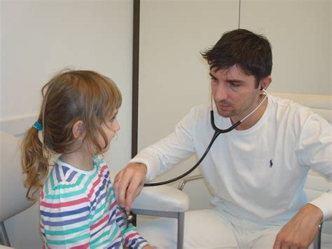 Konsultieren sie ihren hausarzt, wenn der husten länger. Erkältungen bei Kindern: Wann soll man zum Arzt gehen ...