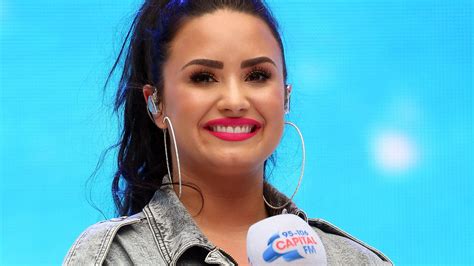 10 jahre älter durch die falsche frisur ? Demi Lovato hat jetzt rosa Haare
