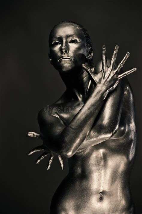 La Mujer Desnuda Tiene Gusto De La Estatua En Metal L Quido Foto De