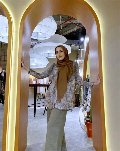 Ide Outfit Hijab Yang Kece Ala Adelia Pasha Bisa Untuk Acara Formal