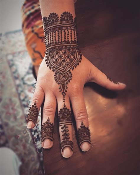 Minimalistic Arabic Mehndi Design Ideas For Intimate Weddings