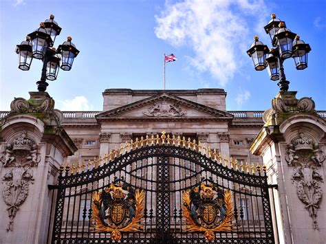 Yesterdays News Buckingham Palace And The British Flag