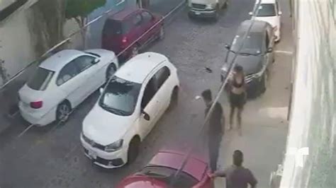 watch al rojo vivo highlight conductor arrolla y golpea a un presunto ladrón de autopartes en