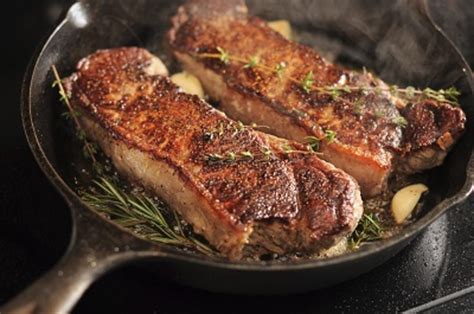 Wer was leckeres zu essen ganz einfach zaubern möchte, der sollte mal hähnchenschenkel braten. Saftiges Steak selbst braten - Tipp mit Video - kochbar.de