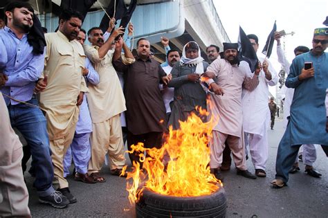 in pictures pml n workers protest court verdict against nawaz maryam pakistan dawn