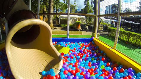 Otros juegos para niños tienen temas navideños para todos los meses del año. Restaurantes con juegos para niños en Guatemala