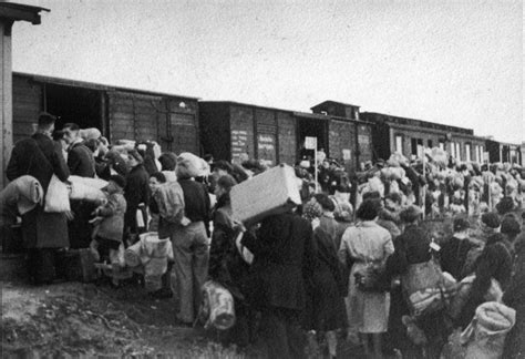 Die Deportationen Nach Auschwitz Beginnen Anne Frank Haus
