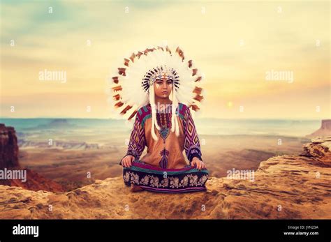 Los Indios Americanos Nativos Chica En Traje Sentado En Pose De Yoga