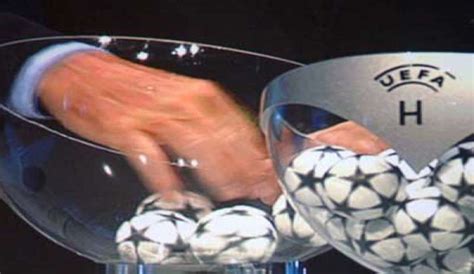 Non vi sembra una coincidenza incredibile che anche per il 2020/21 juve e roma si incontreranno alla penultima di campionato? SORTEGGI: JUVE FORTUNATA COL MONACO. IL NAPOLI PESCA IL ...