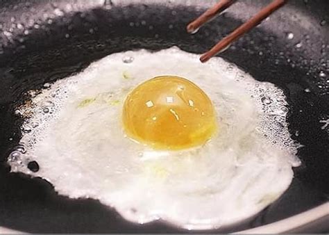 Telur yang dia yakini palsu ternyata justru telur ayam berkualitas baik. Telur Palsu Di China ~ Duniaku Blog