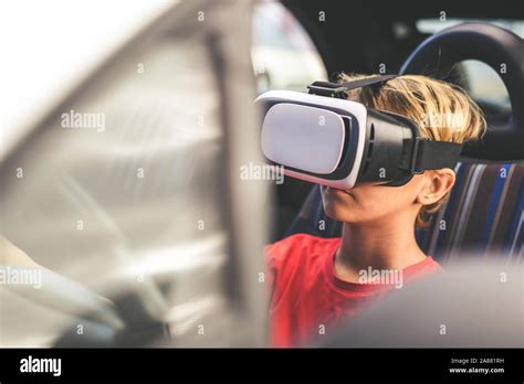 Macho Joven Conducir Un Automóvil Con Gafas De Realidad Virtual Muchacho Sentado Detrás Del