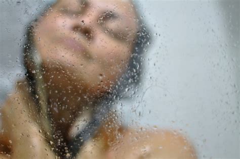 Pijat leher dengan air tajin selama 10 menit sebelum mandi. Cara Menghilangkan Daki di Kulit - Melintas.net