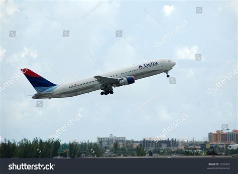 Delta Airlines Passenger Jet Taking Off Stock Photo 1724310 Shutterstock