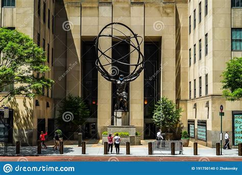 Atlas Statue By Lee Lawrie With Face Mask In Front Of Rockefeller