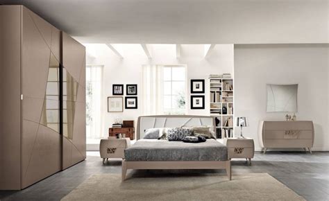 Camera da letto in stile classico composta da un comò, una specchiera, due comodini, un letto a due piazze e un armadio completo di cassettiera interna. Camere Da Letto Da Esposizione Scontate