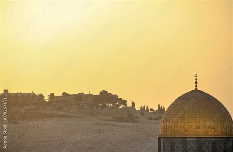 Jerusalem Golden Dome Of The Rock With Views Of The Mount Of Olives