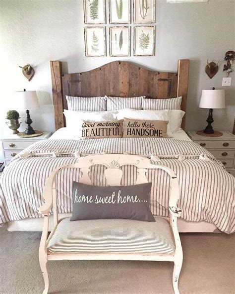 This piece, for instance, would make a very good wedding celebration centerpiece. 35+ Creative Ways To Decorate Rustic Farmhouse Bedroom