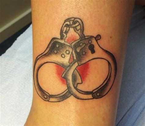No need to register, buy now! Épinglé par Tanya Sydnor sur Tattoo | Tatouage, Menottes