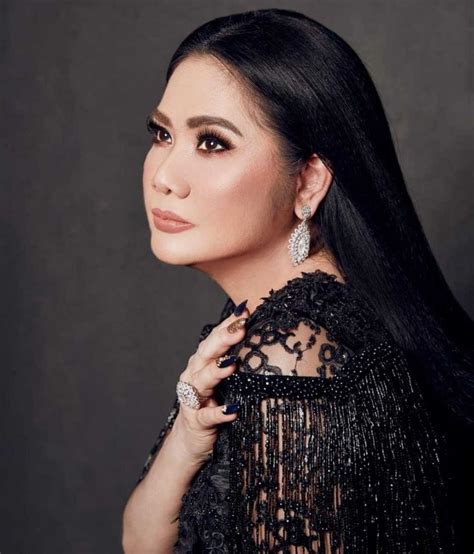 Vina Panduwinata New Latest Hot Photos Indonesian Singer Gambaran