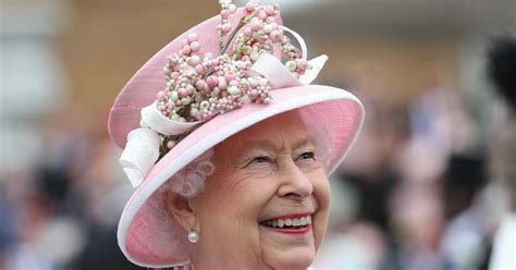 Queen Elizabeth Ii Was Battling Bone Marrow Cancer Before She Died Claims New Book Business