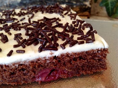 Sahne auf dem kuchen verteilen und vor dem. Schokokuchen mit saurer Sahne und Kirschen | Schokokuchen ...