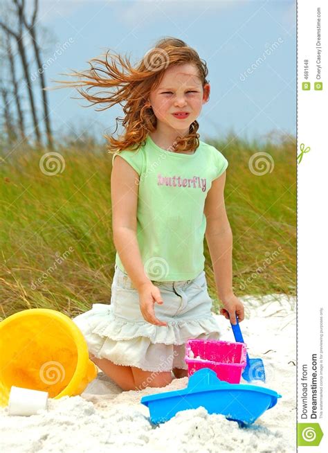 Het Jonge Spelen Van Het Meisje In Het Zand Van Het Strand Stock Foto Image Of Spel Gelukkig