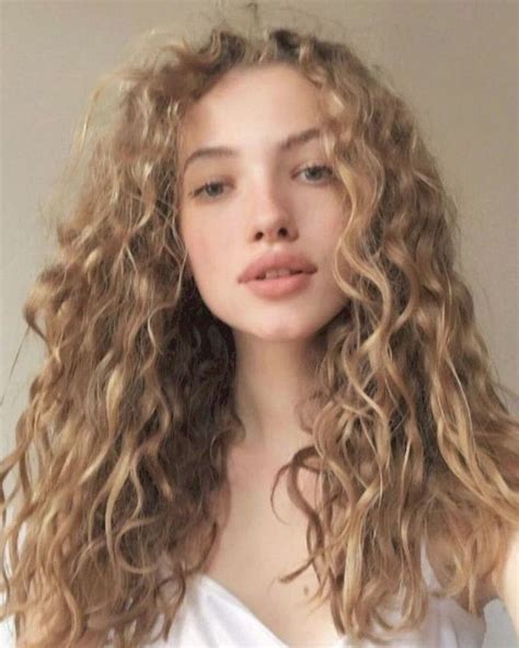40 Beautiful Frizzy Hair For Blonde Women Curly Hair Styles Naturally