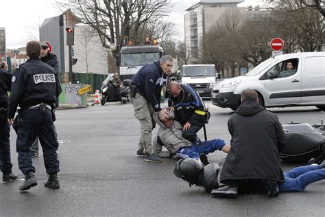 police officials 4 dead in paris grocery hostage crisis the daily universe